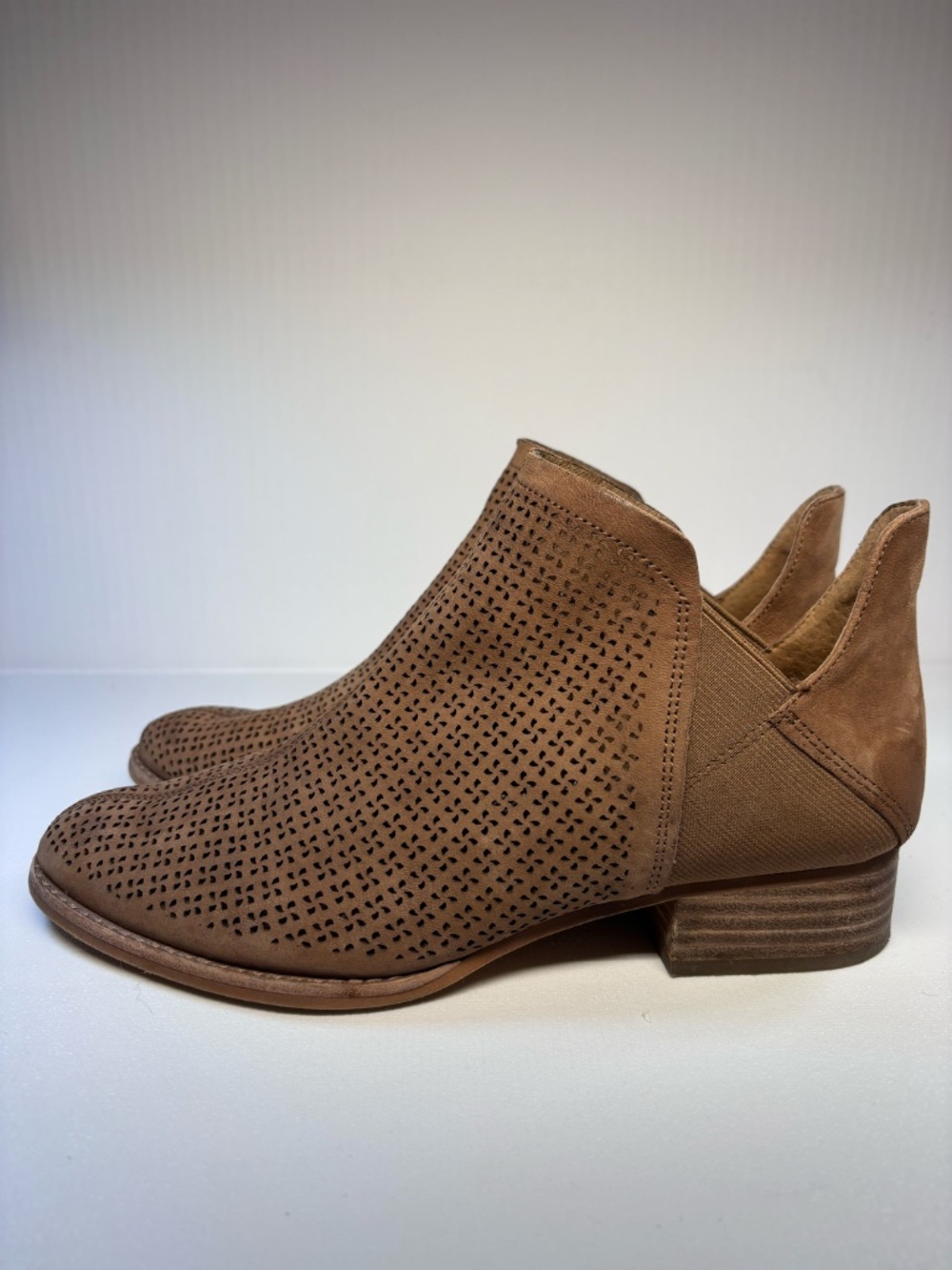 Vince Camuto Perforated Leather Ankle Booties Tan Brown Size 8M - Picture 4 of 11